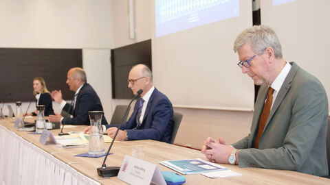 v. l.: Pressesprecherin Adina Murrer, Innenminister Roman Poseck, Landespolizeipräsident Robert Schäfer und Präsident des Hessischen Landeskriminalamtes, Andreas Röhrig, bei der Vorstellung der Polizeilichen Kriminalstatistik 2024 Hessen