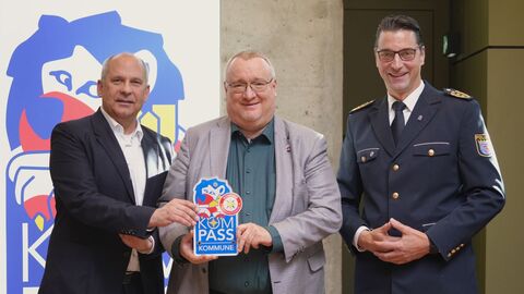 von links: Innenminister Roman Poseck, Bürgermeister der Stadt Hattersheim Klaus Schindling, Westhessens Polizeipräsident Felix Paschek