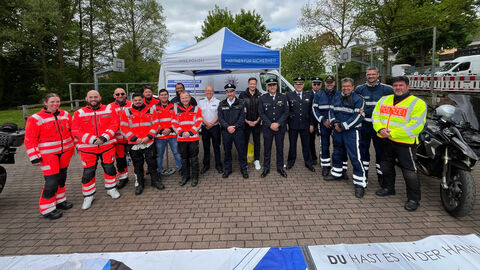 Kradstaffel des DRK Dieburg, Vertreter des Polizeipräsidiums Südhessen (u. a. Polizeivizepräsident Dirk Fornoff) sowie Motorradfahrer der Polizei Niedersachsen.