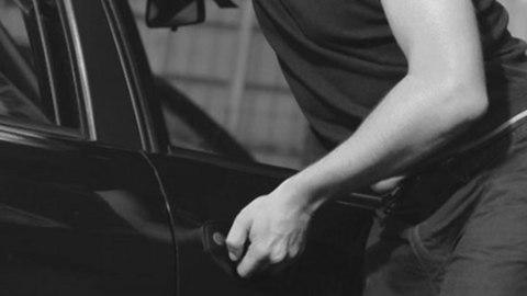 Mann versucht Pkw-Tür zu öffnen