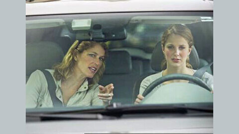 Beifahrerin neben junger Fahrerin am Steuer