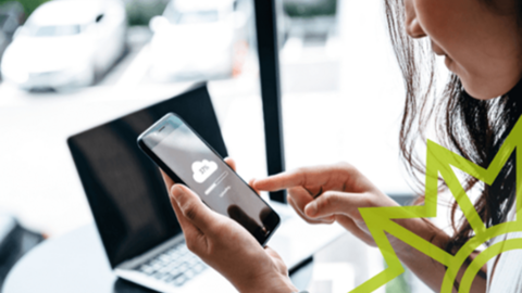 Frau nutzt ein Smartphone