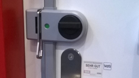 Tür-Stangenriegel mit Drückergarnitur und Profilzylinder mit eingestecktem Schlüssel