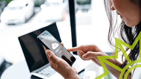 Frau tippt auf Smartphone