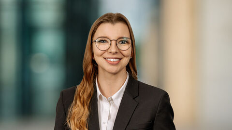 Katrin Esaulov vor unscharfen Hintergrund