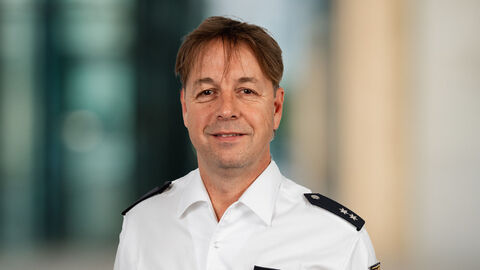 Martin Tils vor unscharfen Hintergrund