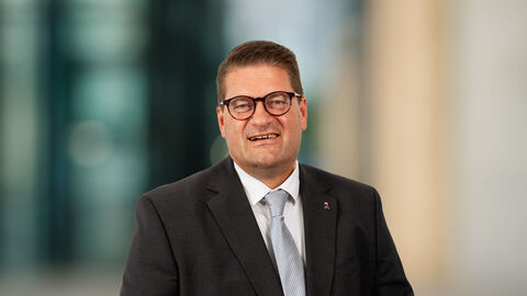 Polizeipräsident Marco Bärtl vor unscharfen Hintergrund