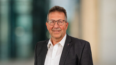 Polizeivizepräsident Klaus Wittich vor unscharfen Hintergrund