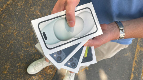 Eine Person hält 4 Smartphones aufgefächert in den Händen