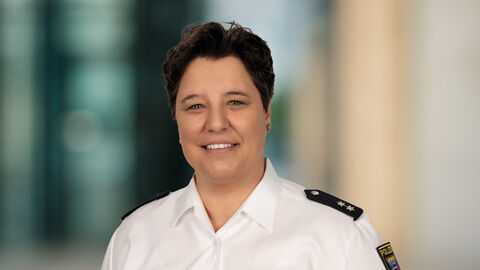 Andrea Roselieb vor unscharfen Hintergrund