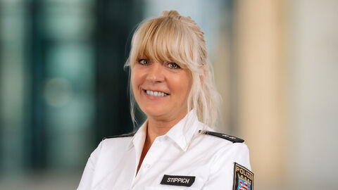 Bettina Stippich vor unscharfen Hintergrund