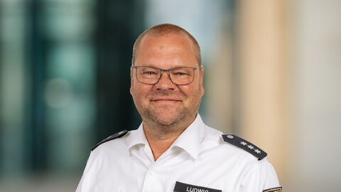 Heiko Ludwig vor unscharfen Hintergrund