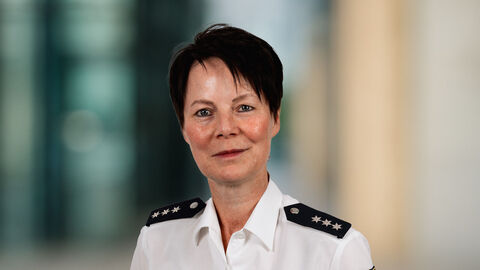 Michaela Urban vor unscharfen Hintergrund