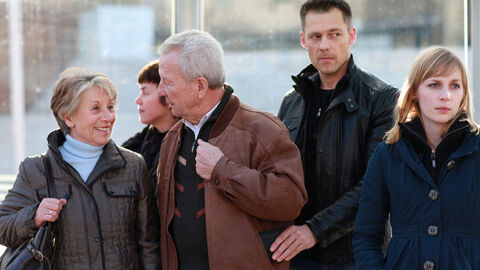 Person entwendet einem älteren Mann die Brieftasche aus der Jacke