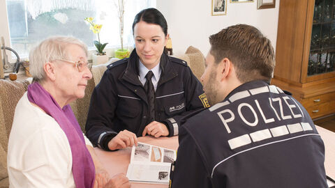 Beratung ältere Dame durch Polizeibeamten und Polizeibeamtin
