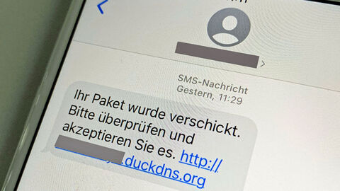 Smart-Phone mit Nachricht Paket zum Abholen bereit