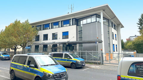 17. Polizeirevier mit Streifenwagen im Vordergrund