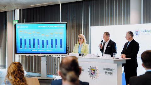 Mehrere Personen an einem Pult stellen die PKS vor