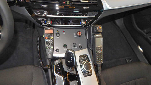 Innenansicht der Mittelkonsole mit Funkgerät des BMW 530xd Touring