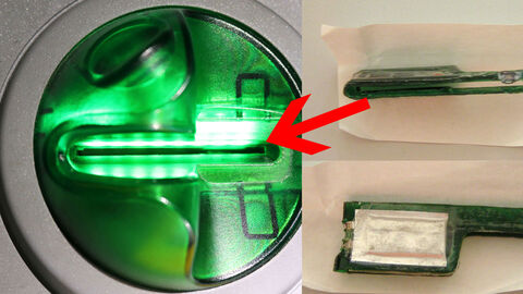 ein grün beleuchtete Kartenschlitz an einem Geldautomat, daneben zwei Skimmingaufsätze