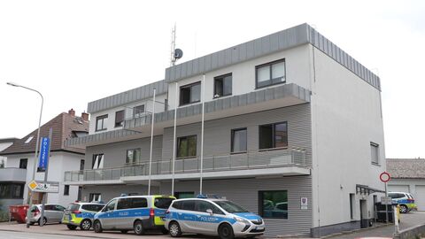 Gebäude der Polizeistation in Kelkheim mit parkenden Polizeiautos davor.