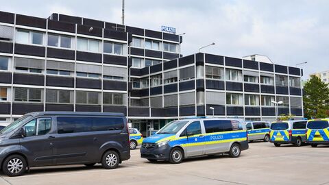 großes Gebäude mit dunkel abgesetzter Fassade davor Polizeidirektion Groß-Gerau in Rüsselsheim