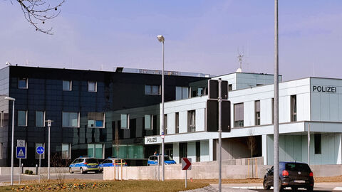 Polizeirevier Süd-West in Baunatal; Foto zeigt das Liegenschaftsgebäude des Polizeireviers mit der Zufahrt bei blauem Himmel