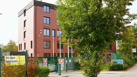 rotes mehrstöckiges Gebäude der Polizeistation Heppenheim