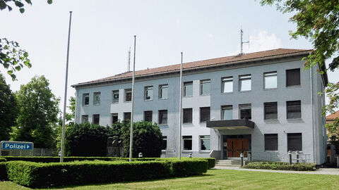 Polizeistation Hofgeismar; Foto zeigt das Liegenschaftsgebäude der Polizeistation mit der Zufahrt bei blauem Himmel
