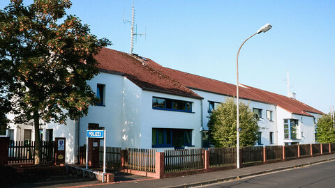 Polizeistation Homberg (Efze); Foto zeigt das Liegenschaftsgebäude der Polizeistation mit der Zufahrt bei blauem Himmel