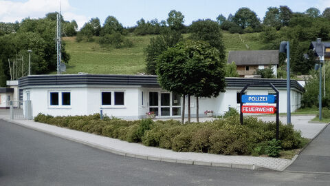 Polizeistation Sontra; Foto zeigt das Liegenschaftsgebäude der Polizeistation mit der Zufahrt bei blauem Himmelv