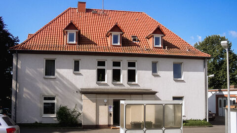 Polizeistation Witzenhausen; Foto zeigt das Liegenschaftsgebäude der Polizeistation mit der Zufahrt bei blauem Himmel