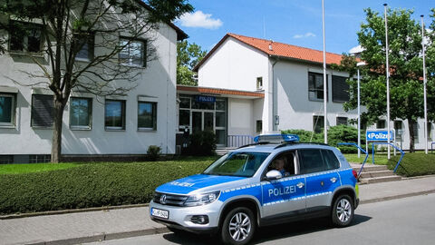 Polizeistation Wolfhagen; Foto zeigt das Liegenschaftsgebäude der Polizeistation mit der Zufahrt bei blauem Himmel