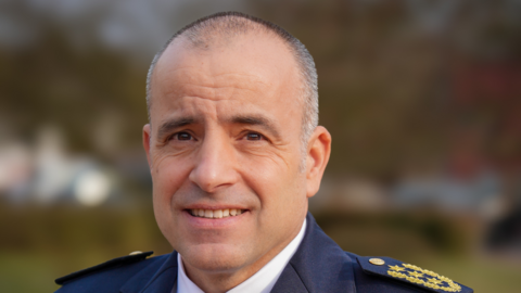 Polizeipräsident Björn Gutzeit in hessischer Uniform, Portraitfoto