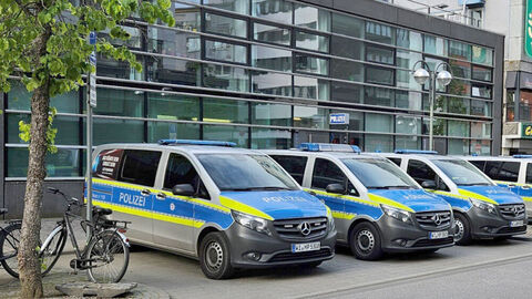 Mehrere Streifenwagen vor dem 1. Revier