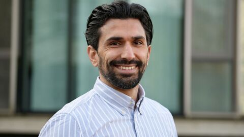 Samir Abasi im Halbprofil vor einem Gebäude