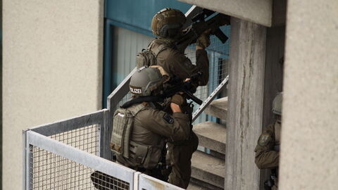 Das Spezialeinsatzkommando auf einer Außentreppe