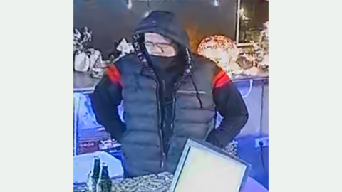 Unbekannter Täter 1 in der Gaststätte