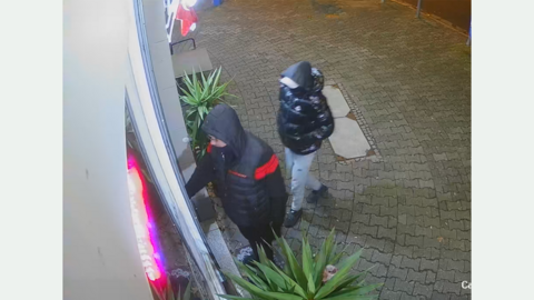 Unbekannter Täter 1 und 2 vor der Gaststätte