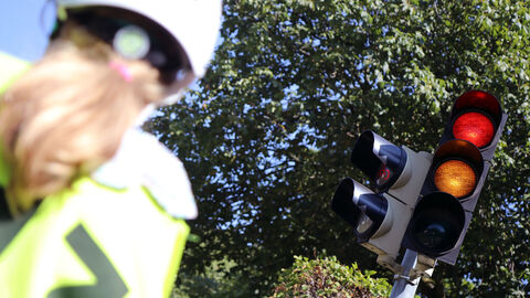 Mädchen auf Fahrrad vor einer Ampel