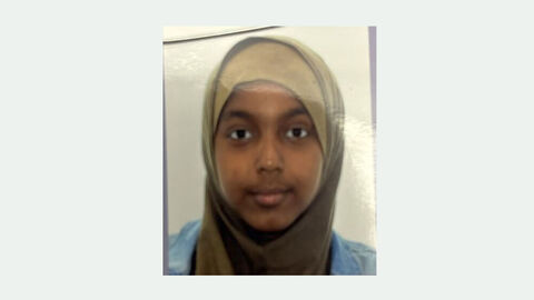 Die Vermisste hat schwarze, kinnlange Haare. Bekleidet ist sie mit einem rosa Kopftuch.