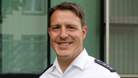 Schutzmann vor Ort in weißer Uniform, Portrait Foto