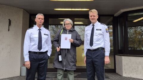 von links zu sehen: Robert Krallmann, Anke Berlinger und Volker Freiding vor der Polizeistation Eltville