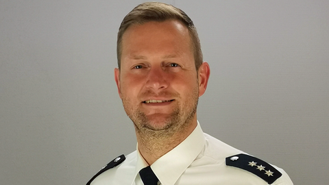 Schutzmann vor Ort in weißer Uniform, Portrait Foto