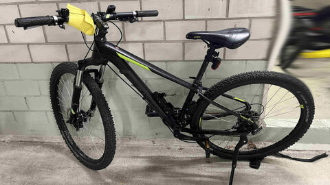 Ein schwarz-grünes Fahrrad der Marke Cube Aim mit integrierter Alarmanlage wurde am 08.11.2025 im Herrngarten, Darmstadt, sichergestellt