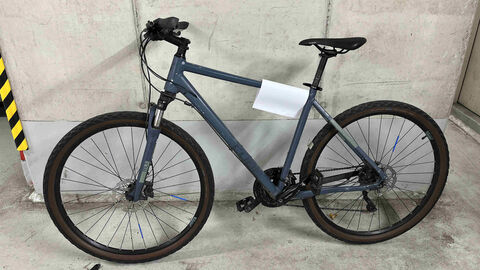 Ein blaues Fahrrad derer der Marke Cube, Nature Pro, wurde am 08.11.2025 im Herrngarten, Darmstadt, sichergestellt