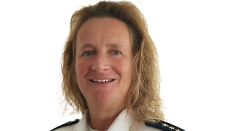 Schutzfrau vor Ort in weißer Uniform, Portrait Foto