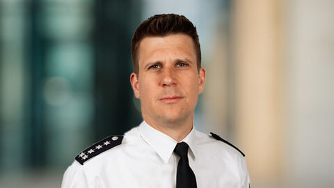 Matthias Mänz vor unscharfen Hintergrund