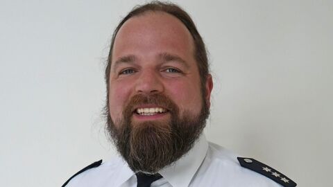 Schutzmann vor Ort in weißer Uniform, Portrait Foto