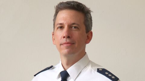 Schutzmann vor Ort in weißer Uniform